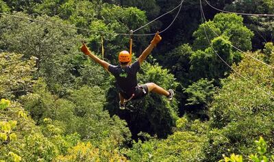 Una tirolesa de 150 metros, parte del circuito de aventura de Chacurrú Ecoturismo.