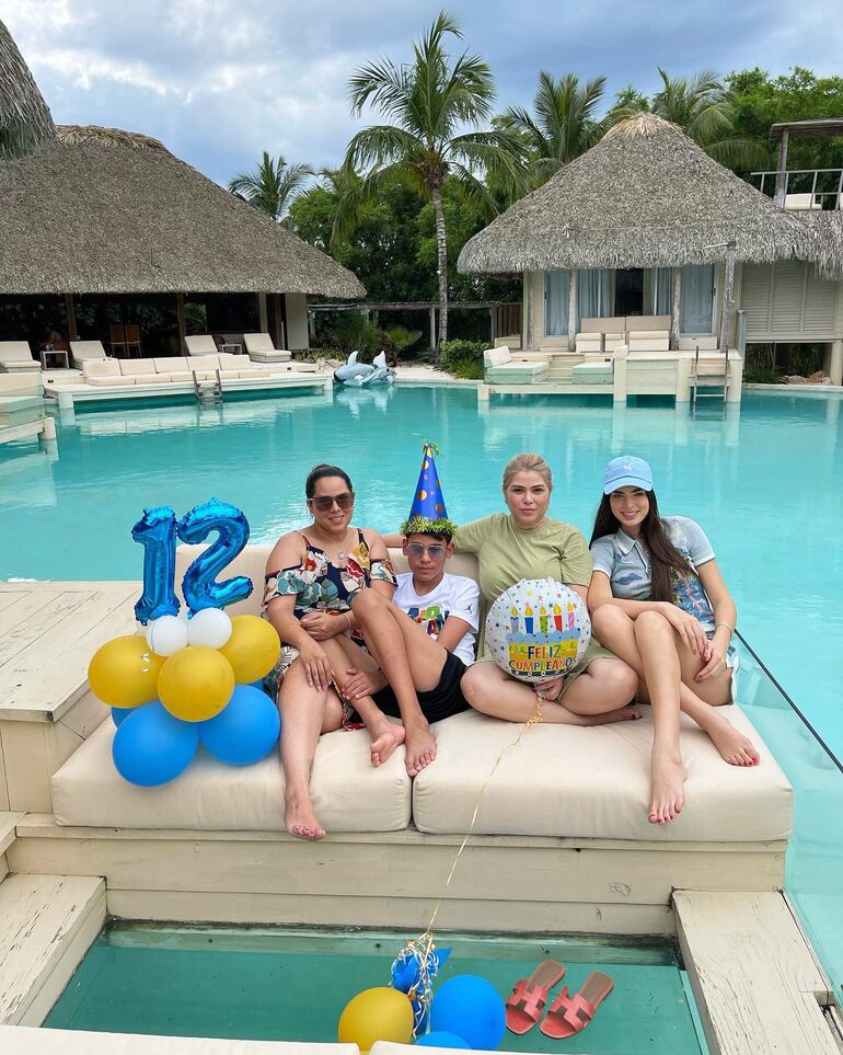 Disfrutando en familia. La vicerreina universal Nadia Ferreira con su mamá Ludy, su hermana Eli y su sobrino cumpleañero Mauricio. (Instagram/Ludy Ferreira)