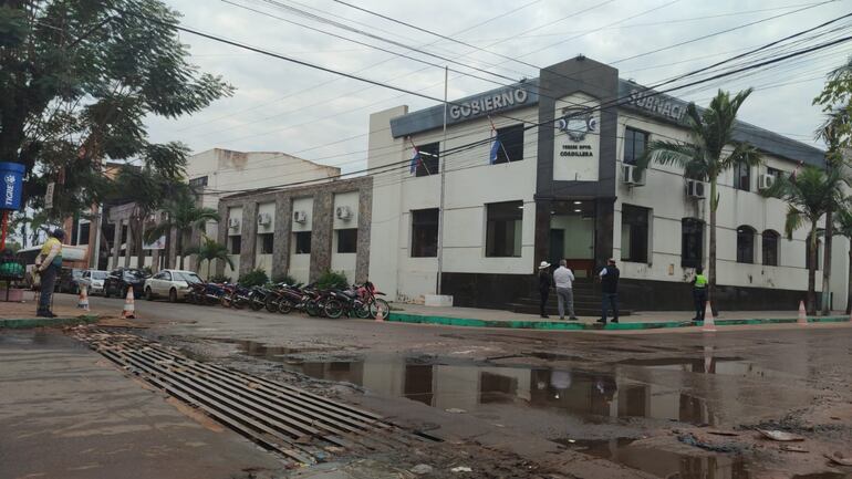 Asi se ve la vía frente a la Gobernación de Cordillera.