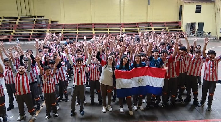 Alumnos del Colegio Nacional España alentaron a la Albirroja en la previa de su debut mundialista - Nacionales