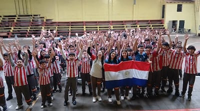 Los estudiantes del Colegio Nacional de España alientan a la albirroja para su debut.