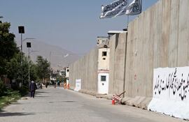 Hombres afganos caminan cerca del lugar un día después de que un atacante suicida detonara explosivos frente a la Dirección General de Vigilancia y Seguimiento de Decretos y Directivas, en Kabul, el 3 de septiembre de 2024. Un atacante suicida detonó explosivos en la capital afgana en septiembre 2, dijo la policía, matando a seis personas e hiriendo a 13 más.