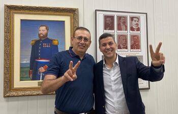 Erico Galeano, senador (ANR-cartista) y el presidente electo Santiago Peña.