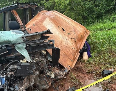 Escena del accidente en Itakyry con vehículos dañados y presencia de emergencias.