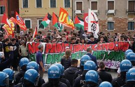 Manifestantes protestan contra la presencia de Israel en la Bienal en plena ofensiva militar sobre Gaza