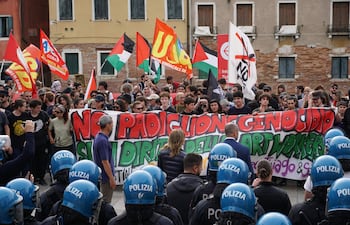 Manifestantes protestan contra la presencia de Israel en la Bienal en plena ofensiva militar sobre Gaza
