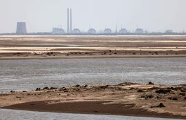 Vista de la planta nuclear de Zaporiyiahis desde la ciudad ucraniana de Nikopol.