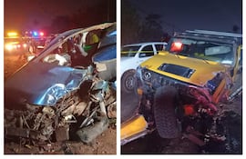 Vehículos accidentados y ambulancias en la carretera tras un choque vehicular grave en la noche.