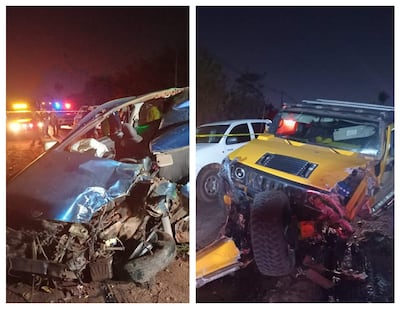 Vehículos accidentados y ambulancias en la carretera tras un choque vehicular grave en la noche.