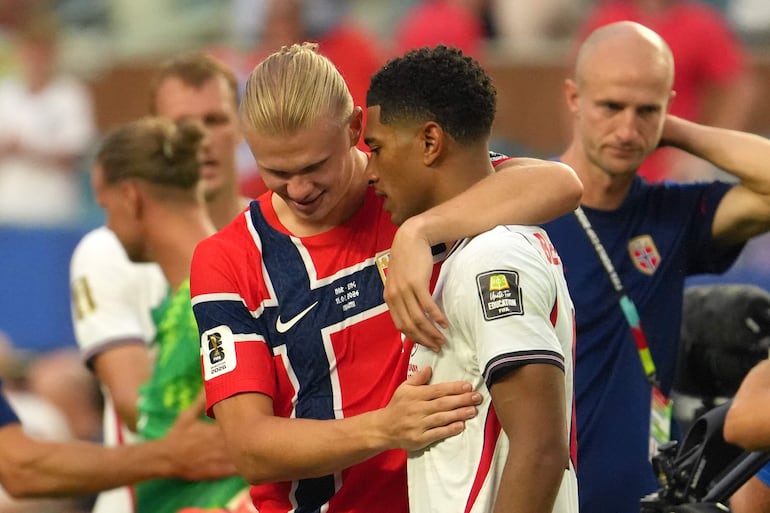 Erling Haaland (i) de Noruega saluda a Jude Bellingham de Inglaterra este sábado, al finalizar un partido de cuartos de final del Mundial de la FIFA 2026 entre Noruega e Inglaterra en el estadio Hard Rock en Miami (Estados Unidos). 