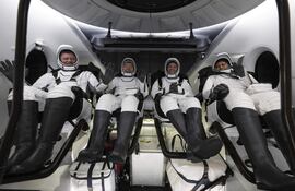 cosmonauta de Roscosmos Alexander Grebenkin (L), a los astronautas de la NASA Michael Barratt, (2L), Matthew Dominick (2R) y Jeanette Epps, (R ) dentro de la nave espacial SpaceX Dragon Endeavor a bordo del barco de recuperación MEGAN de SpaceX poco después de haber aterrizado en el Golfo de México frente a la costa de Pensacola, Florida.