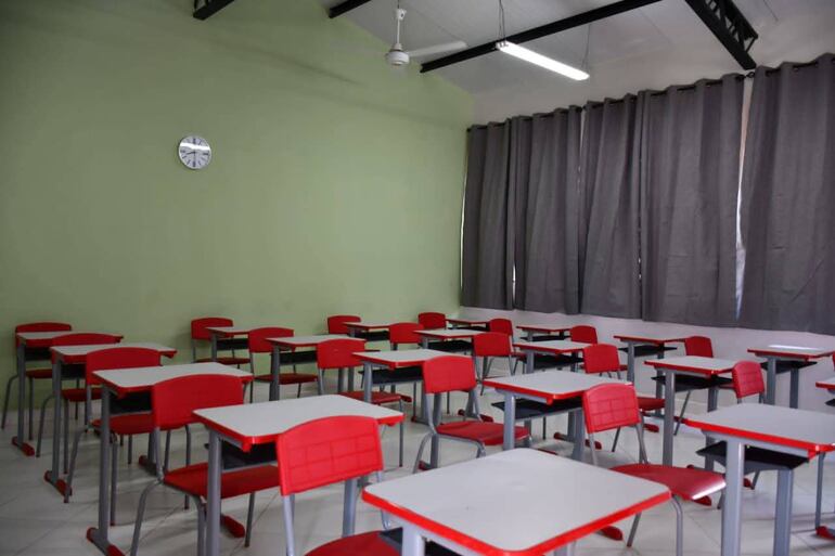 Moderna aula climatizada y equipada de mobiliarios en la escuela de los Maskoy.