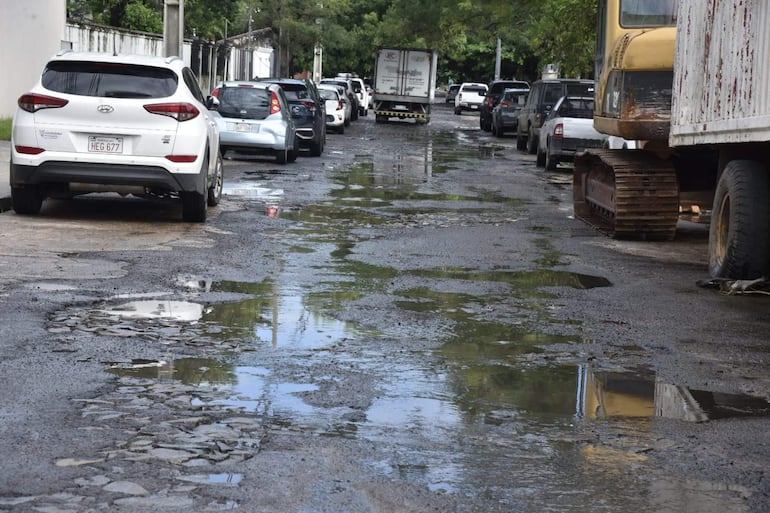 Vista de la calle Agustín Pío Barrios casi San Rafael, en el barrio Manorá, completamente destruida. La zona  debía ser beneficiada por la fallida construcción del desagüe pluvial de Santo Domingo.