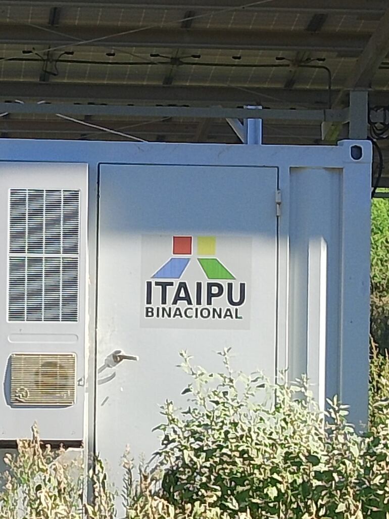 Paneles solares sin uso abandonados por la Itaipu, en la comunidad indigena.