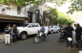 Efectivos policiales de distintas dependencias intercambian informaciones frente al estudio jurídico "Riera" minutos después del asalto a empresario brasileños.