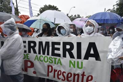 Personales de Enfermería de numerosos hospitales se sumaron a la jornada de protestas en Asunción.