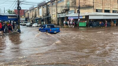 Mercado de Luque inundado por raudales ayer.