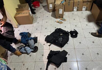 Las evidencias incautadas por los intervinientes durante el allanamiento.