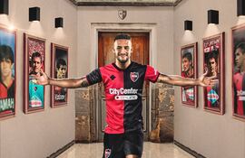 Fernando Cardozo fue presentado en Newell's Old Boys de Argentina.