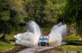 Los argentinos Federico Villagra y Diego Curletto atraviesan una aguada con su Škoda Fabia RS.