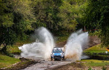Los argentinos Federico Villagra y Diego Curletto atraviesan una aguada con su Škoda Fabia RS.