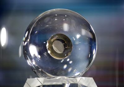 Muestras lunares recuperadas de la luna por la nave espacial Chang'e 5 de China. Un equipo de científicos de China ha encontrado evidencias de moléculas de agua en muestras de suelo lunar recogidas y traídas a la Tierra por la nave china Chang’e-5.