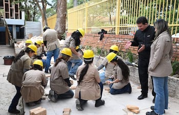 Estudiantes del tercer año de Construcciones Civiles del Colegio Técnico Nacional y el director, Alcides Hoffmeister, al fin regresaron a clases.