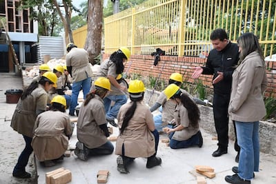 Estudiantes del tercer año de Construcciones Civiles del Colegio Técnico Nacional y el director, Alcides Hoffmeister, al fin regresaron a clases.