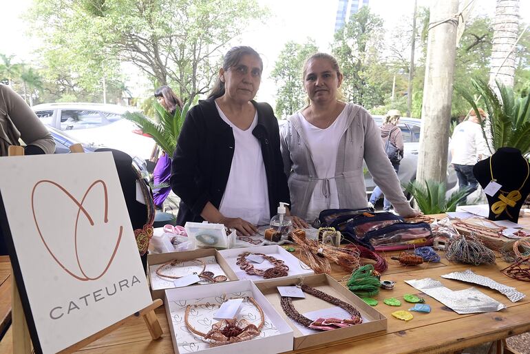 Nimia Portillo y Librada Leguizamón de Joyas Cateura del Bañado Sur.