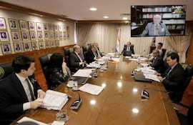 Gustavo Santander Dans y César Garay Zuccolillo en reunión formal, con trajes oscuros y banderas visibles en el fondo.