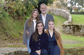 Con esta postal los reyes Letizia y Felipe junto a sus hijas, la princesa Leonor, y la infanta Sofía, saludan por la Navidad que ya llega. (EFE/ Casa de S.M. el Rey)