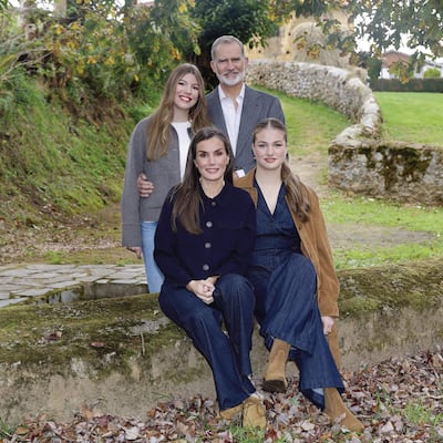 Con esta postal los reyes Letizia y Felipe junto a sus hijas, la princesa Leonor, y la infanta Sofía, saludan por la Navidad que ya llega. (EFE/ Casa de S.M. el Rey)