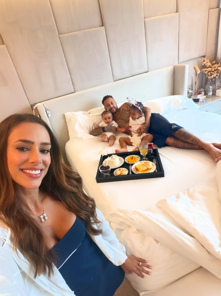 Neymar recibiendo sus 34 años rodeado del amor de su novia Bruna Biancardi y sus hijas Mavie y Mel. (Instagram/Bruna Biancardi)