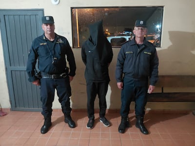 Juan Carlos Martínez López (medio) es el cuarto hombre detenido por la Policía Nacional, sindicado como integrante de la banda criminal que asaltó un comercio en Alberdi.