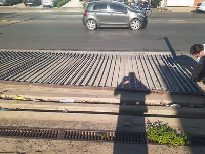 Cuando logró recomponerse, Andrés tomó esta foto del portón que se le había caído encima.