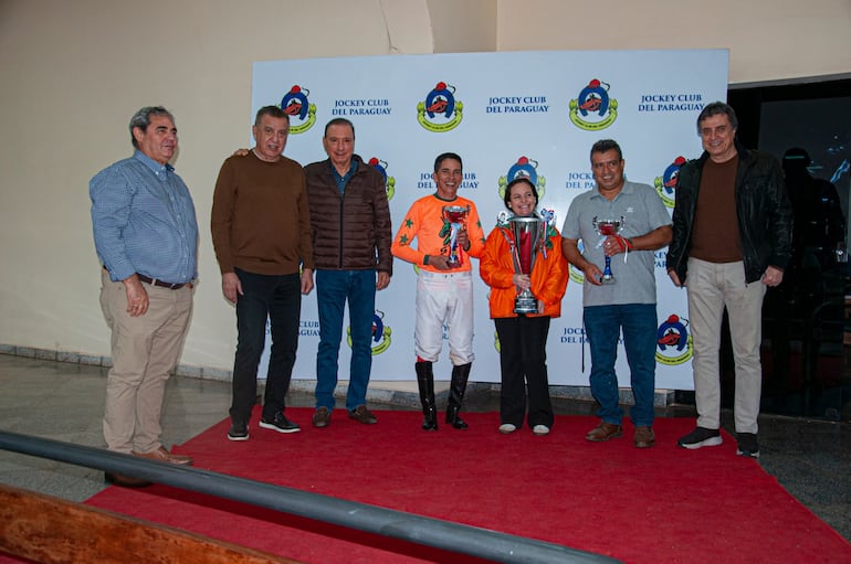 El Libertador se alzó con el clásico de potrillos, y los allegados al stud 8 Años recibieron los premios para propietarios, jockey y cuidador.