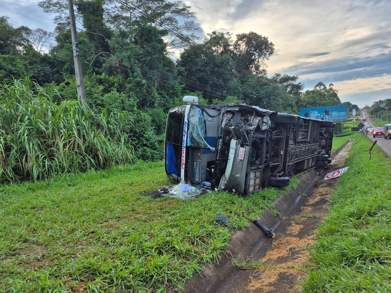 Tres personas internadas en HGI tras triple colisión y vuelco de colectivos en Encarnación