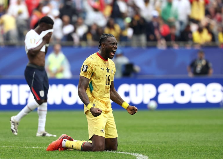 Jerome Opoku (#18) de Ghana festeja sobre el final del encuentro el punto que consiguieron ante Inglaterra.