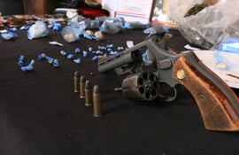 Se encontró un arma de fuego con varios proyectiles, fueron incautados más de 500 gramos de marihuana, 60 gramos de chespi en diferentes tamaños y unos 56 gramos de cocaína.