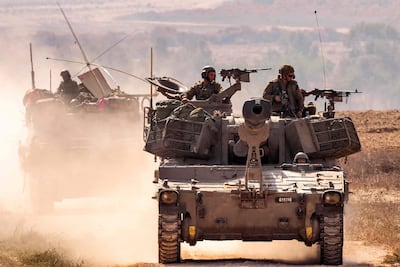 Militares israelíes se mueven de posición cerca de la frontera con Gaza.