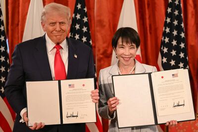 La primera ministra de Japón, Sanae Takaichi (derecha), y el presidente de Estados Unidos, Donald Trump, asisten a una ceremonia de firma tras la cumbre entre Japón y Estados Unidos en la Casa de Huéspedes de Estado de Akasaka, Tokio.