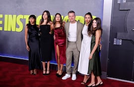 Alexia Barroso, Isabella Damon, Gia Damon, Matt Damon, su esposa Luciana Barroso y Stella Damon llegando a la premier de Apple Original Films' "The Instigators" en el Jazz at Lincoln Center en New York.