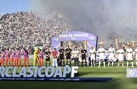 Los jugadores de Cerro Porteño y Olimpia en la formación protocolar para el superclásico por la décimo séptima fecha del torneo Clausura 2024 del fútbol paraguayo en el estadio Defensores del Chaco, en Asunción, Paraguay.