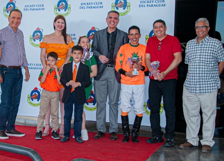 La gente del stud 8 Años recibiendo los galardones por el triunfo de El Libertador en el clásico "2.000 Guineas".
