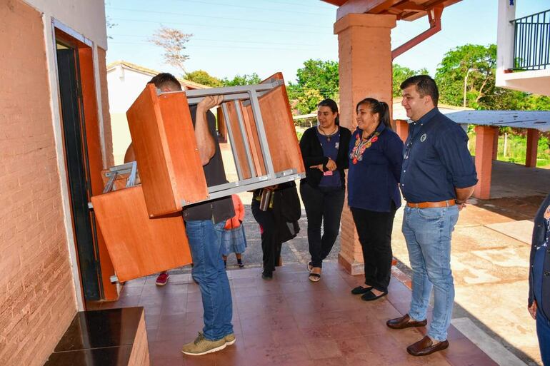 La administración del intendente, Santiago Aguilera, entregó 60 mesas con sus sillas a la Escuela San agustín, para que se pueda reiniciar las actividades escolares.