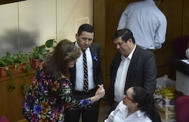La senadora Blanca Ovelar (ANR, Independiente) conversa con sus colegas de la oposición: la senadora Yolanda Paredes de Cruzada Nacional, Javier "Chaqueñito" Vera (ex Cruzada Nacional).