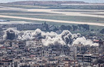 Explosiones y humo en suburbios del sur de Beirut durante un bombardeo israelí el pasado 8 de abril.