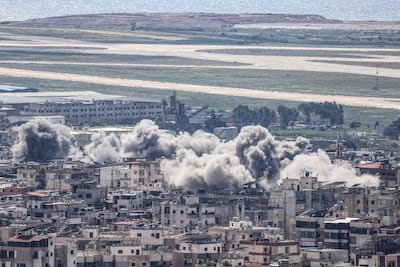 Explosiones y humo en suburbios del sur de Beirut durante un bombardeo israelí el pasado 8 de abril.