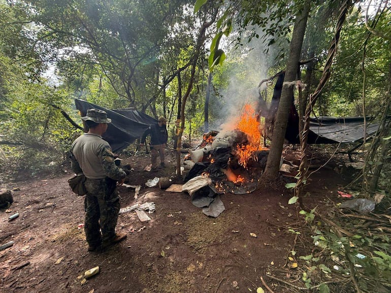 Las evidencias fueron incineradas en el lugar por disposición fiscal.