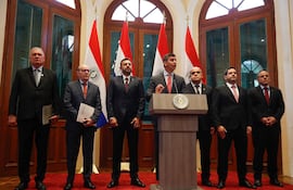 El presidente de Paraguay, Santiago Peña (c), junto al Fiscal General del Estado, Emiliano Rolón (i), el presidente de la Corte Suprema de Justicia, César Diesel (2-i), el vicepresidente de Paraguay, Pedro Alliana (3-i), el presidente del Congreso, Basilio Núñez (3-d), el presidente de la Cámara de Diputados, Raúl Latorre (2-d), y el contralor general de la República, Camilo Benítez (d) Foto Archivo.